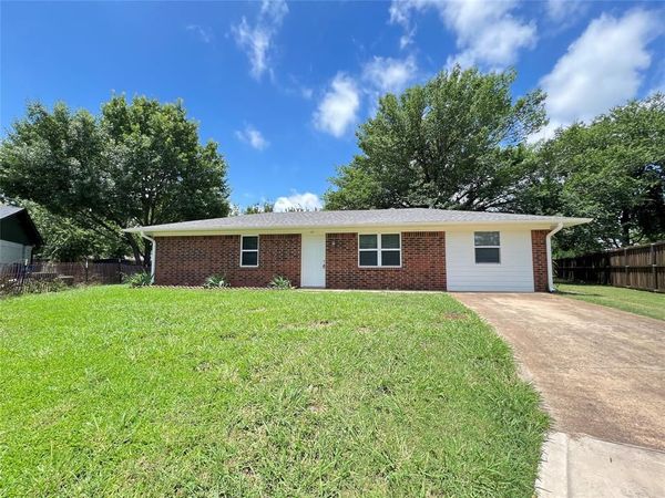 114 Southmanor Court, Sanger, TX 76266
