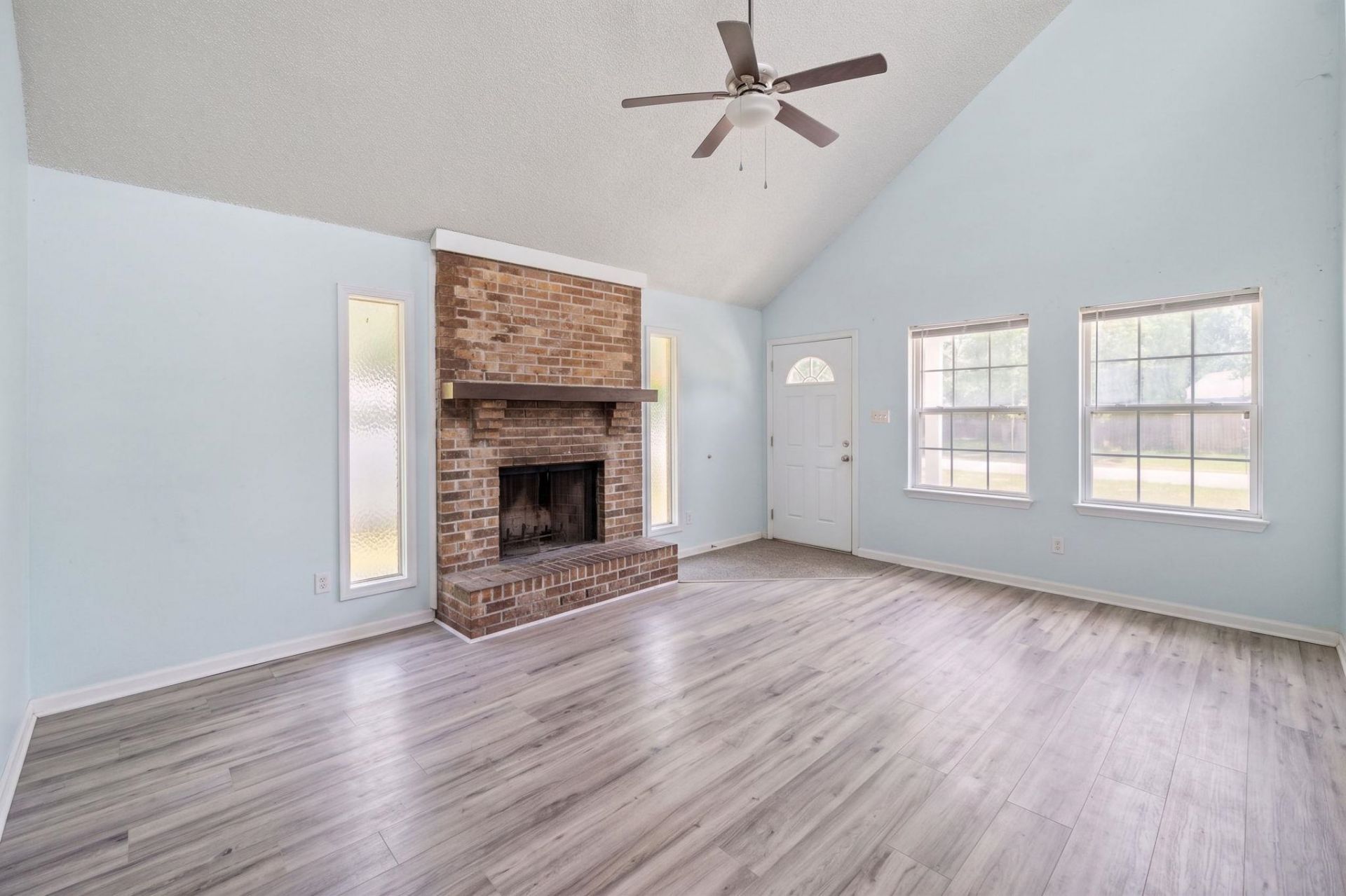 879 Pinner Pl. Photo 5