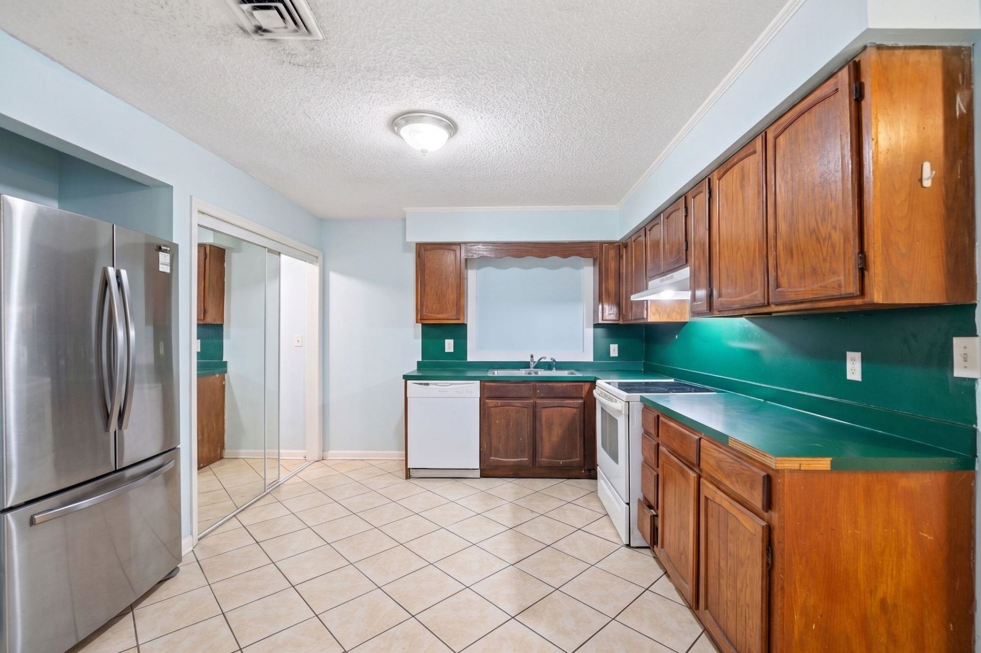879 Pinner Pl. Photo 6