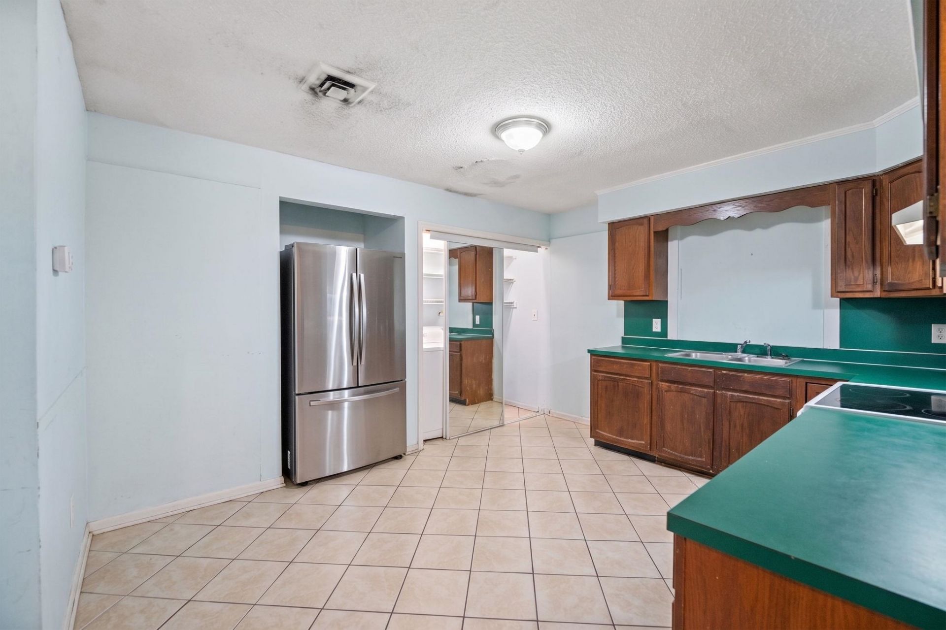 879 Pinner Pl. Photo 7