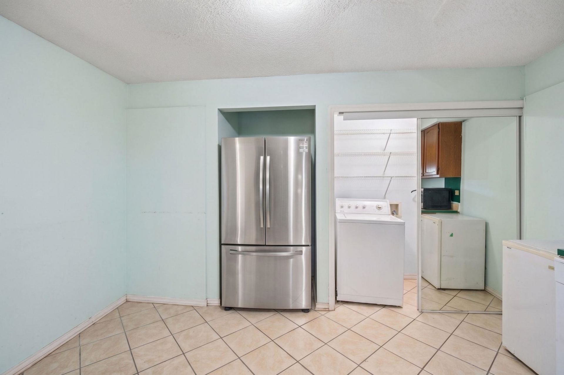 879 Pinner Pl. Photo 9