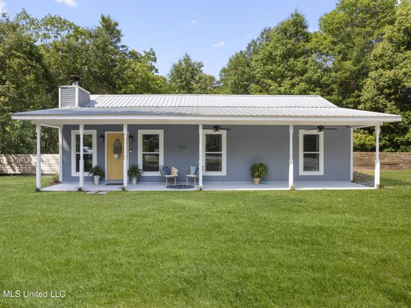 721 Nicholson Avenue, Waveland, MS 39576