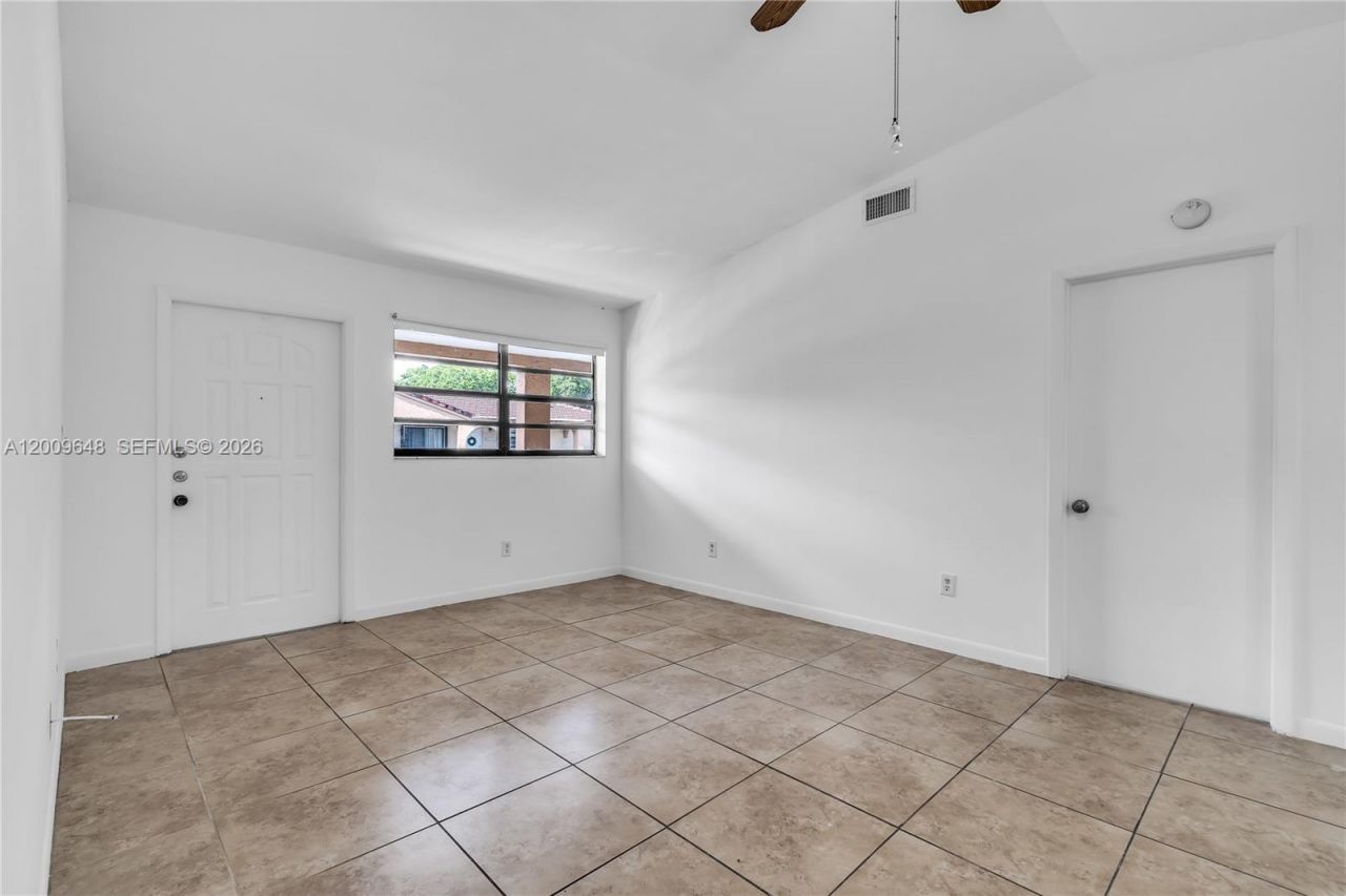 18206 Mediterranean Blvd , Unit 5-21, Hialeah, FL 33015 Photo