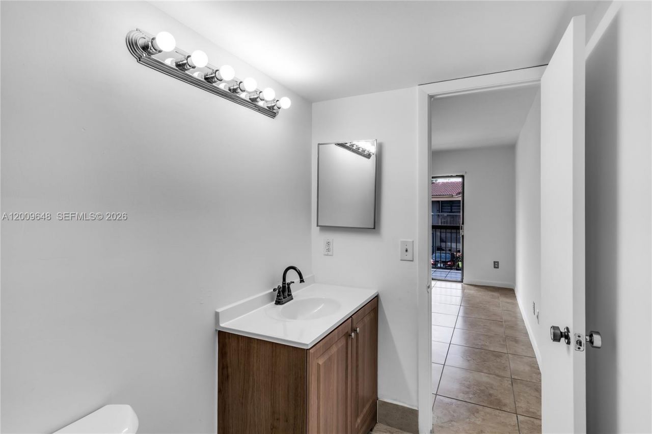 18206 Mediterranean Blvd , Unit 5-21, Hialeah, FL 33015 Photo
