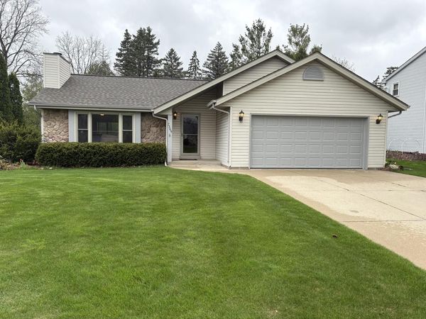 7369 Hillendale DRIVE, Franklin, WI 53132