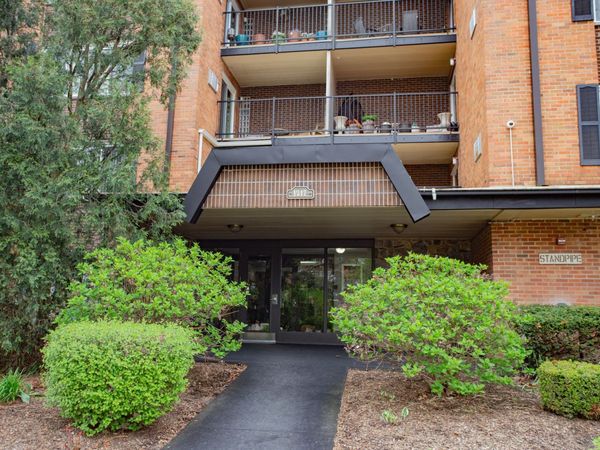 1217 S Old Wilke Road, Unit 201, Arlington Heights, IL 60005