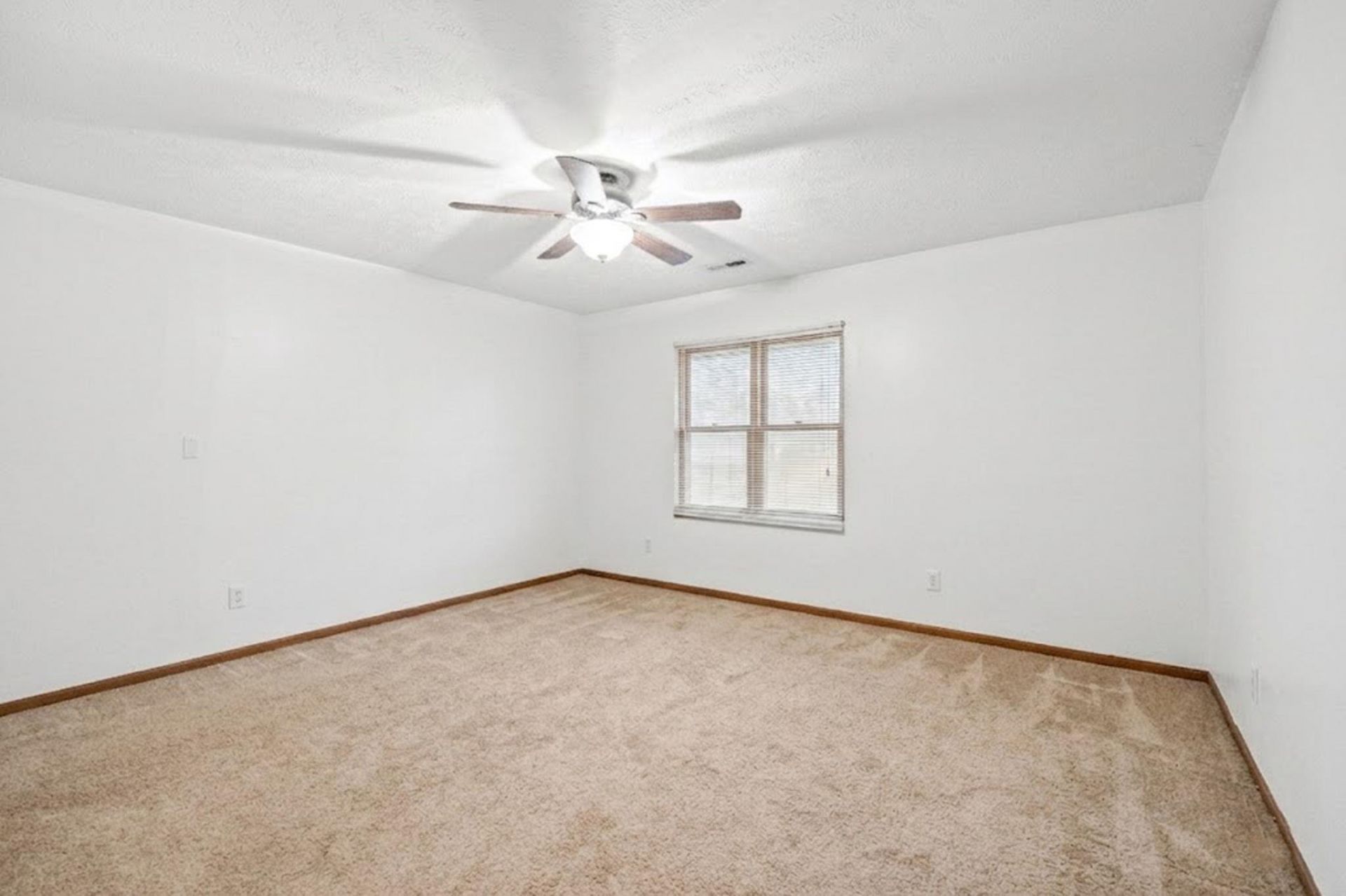 887 Pinner Pl.  Photo 12