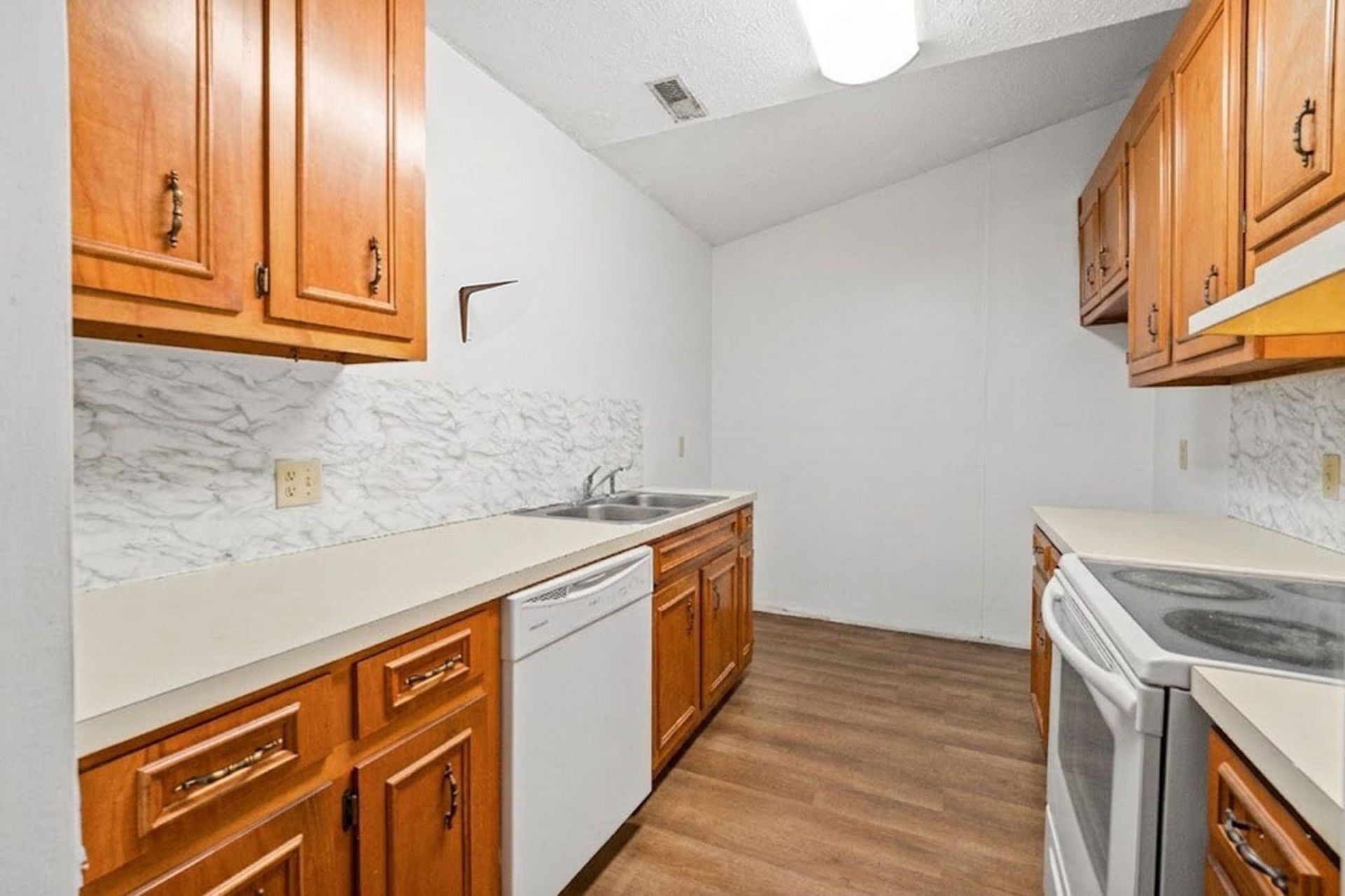 887 Pinner Pl.  Photo 8