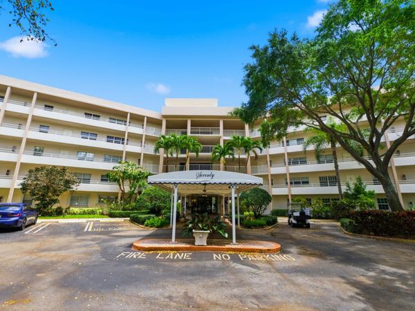 3800 Oaks Clubhouse Drive, Unit 106, Pompano Beach, FL 33069