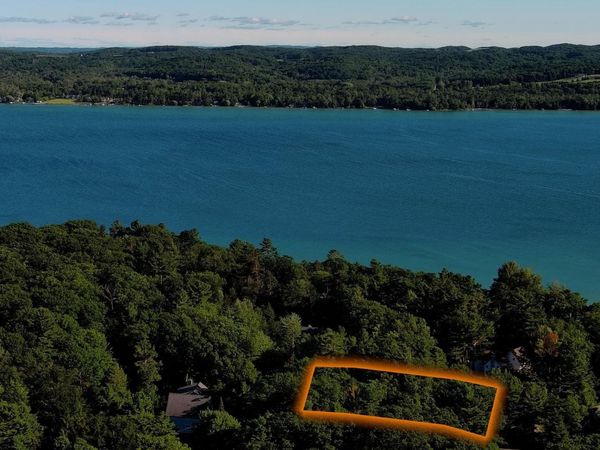 12 Juniper Trail E, Leland, MI 49654