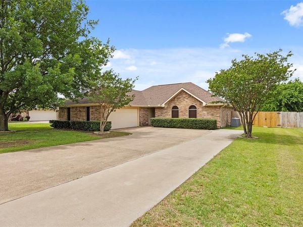 225 Cobblestone Circle, Red Oak, TX 75154