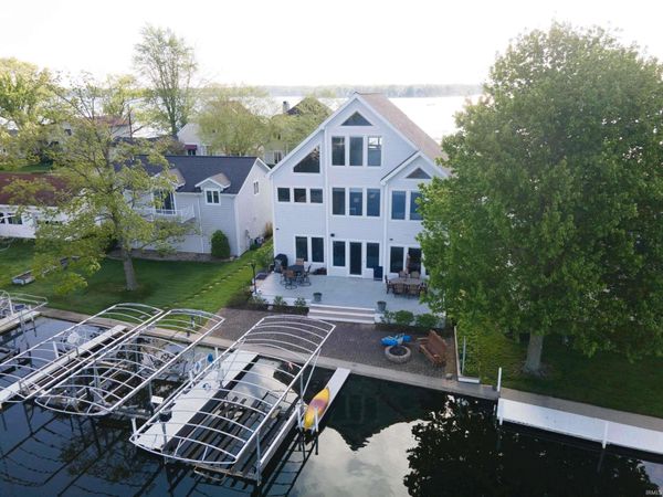 10327 N Leeland Lane, Syracuse, IN 46567