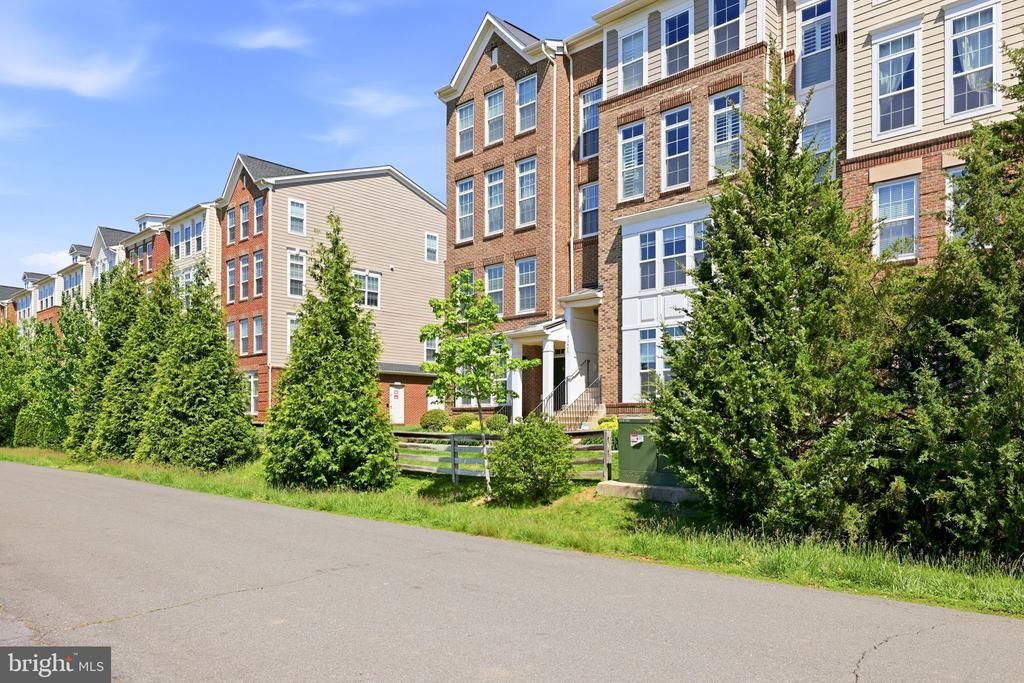 43487 Town Gate Square, Chantilly, VA 20152 Main Photo