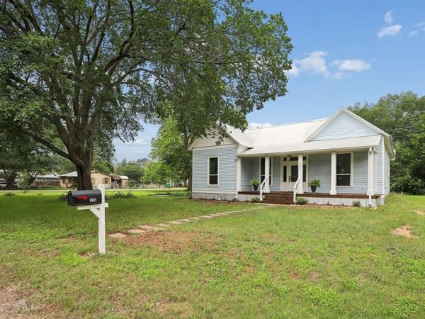 306 Rivers ST, Smithville, TX 78957
