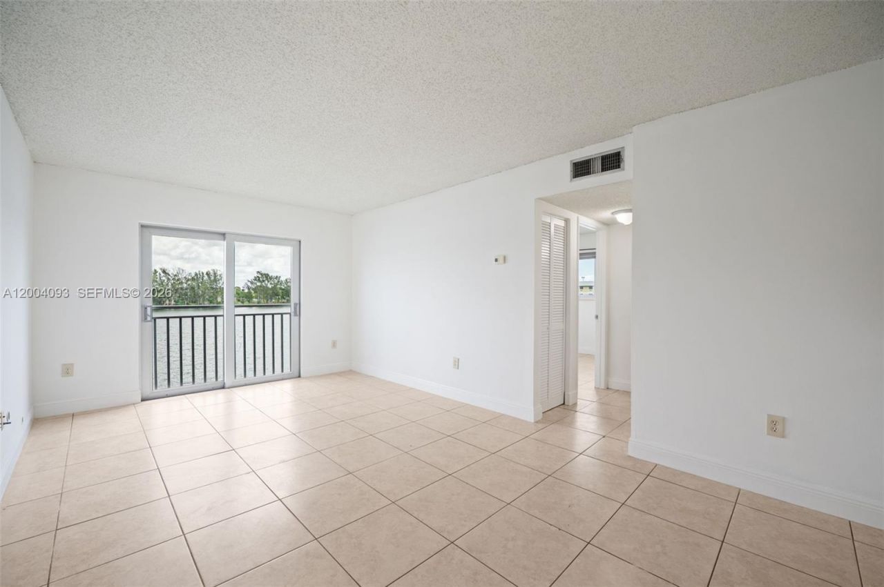 9915 W Okeechobee Rd , Unit 2-403, Hialeah Gardens, FL 33016 Photo