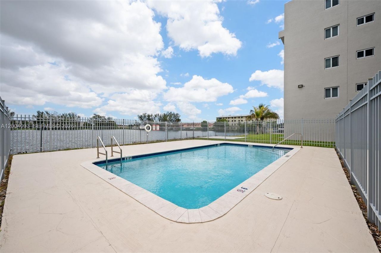9915 W Okeechobee Rd , Unit 2-403, Hialeah Gardens, FL 33016 Photo
