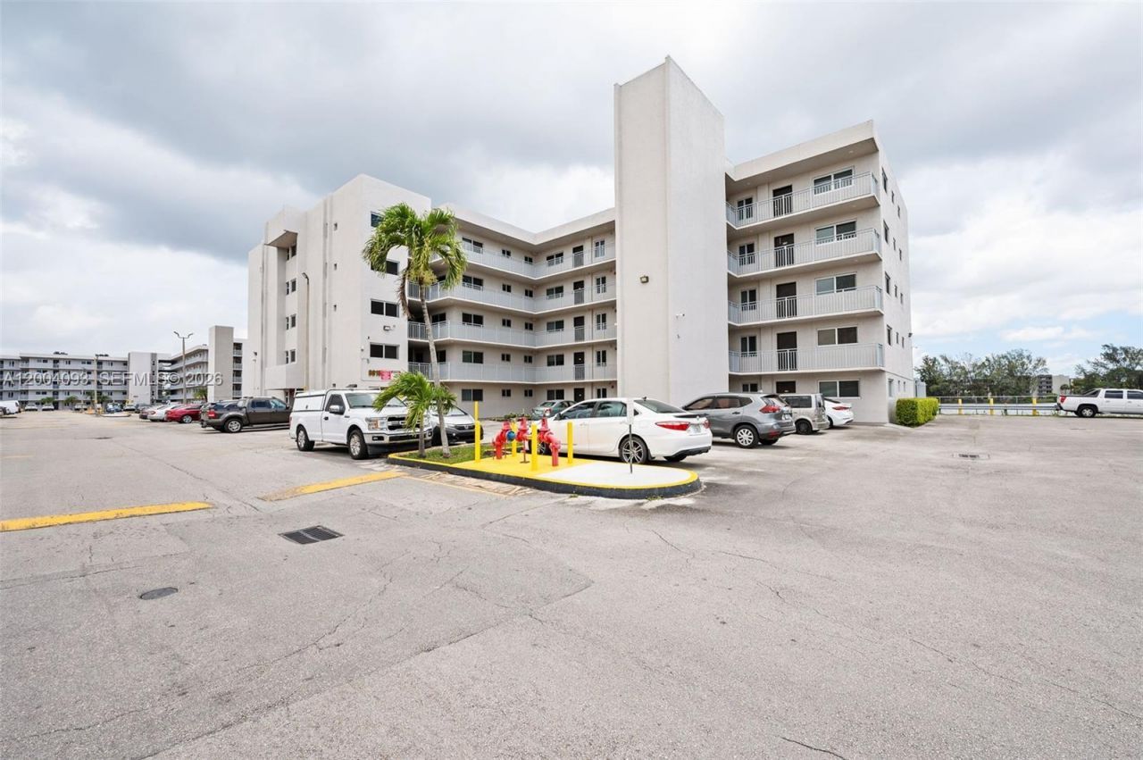 9915 W Okeechobee Rd , Unit 2-403, Hialeah Gardens, FL 33016 Photo