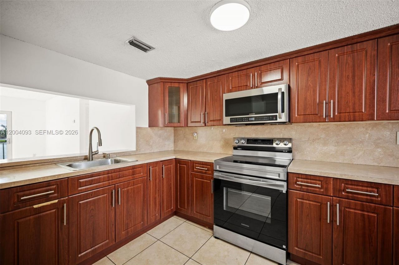 9915 W Okeechobee Rd , Unit 2-403, Hialeah Gardens, FL 33016 Photo