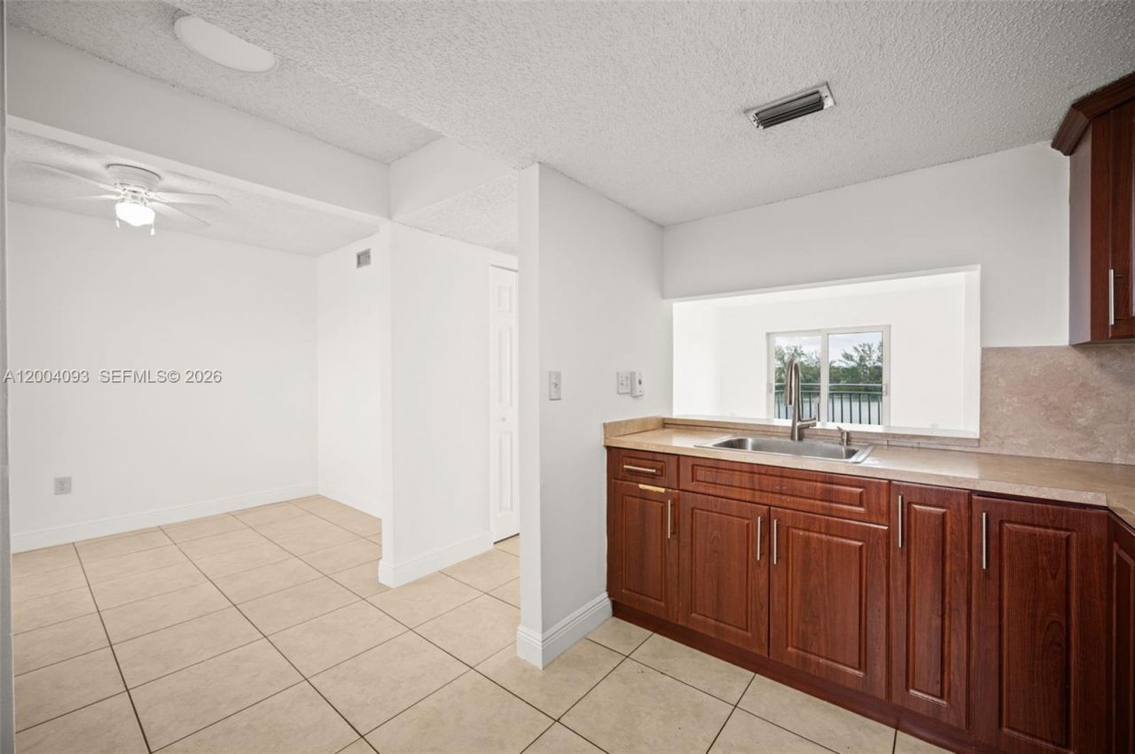 9915 W Okeechobee Rd , Unit 2-403, Hialeah Gardens, FL 33016 Photo