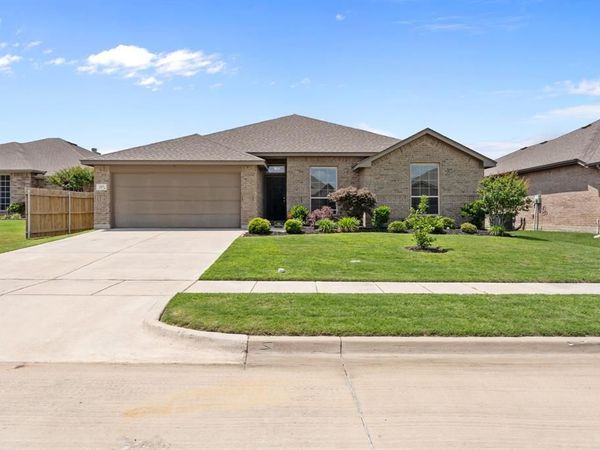 217 Angelina Court , Azle, TX 76020