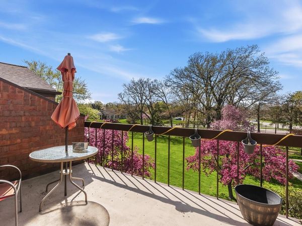 5200 Tuckaway BOULEVARD, Unit 300, Greenfield, WI 53221