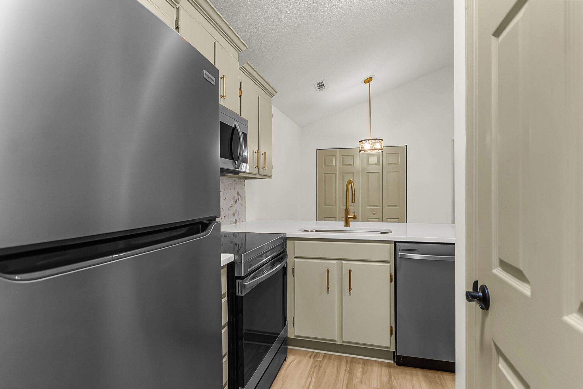 188 Midland Parkway Photo 12