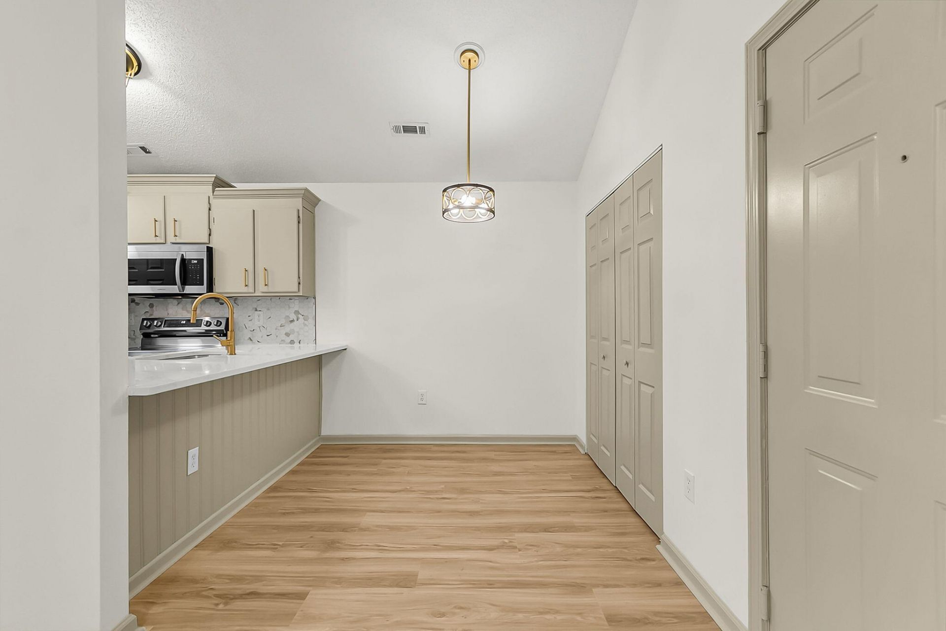 188 Midland Parkway Photo 7