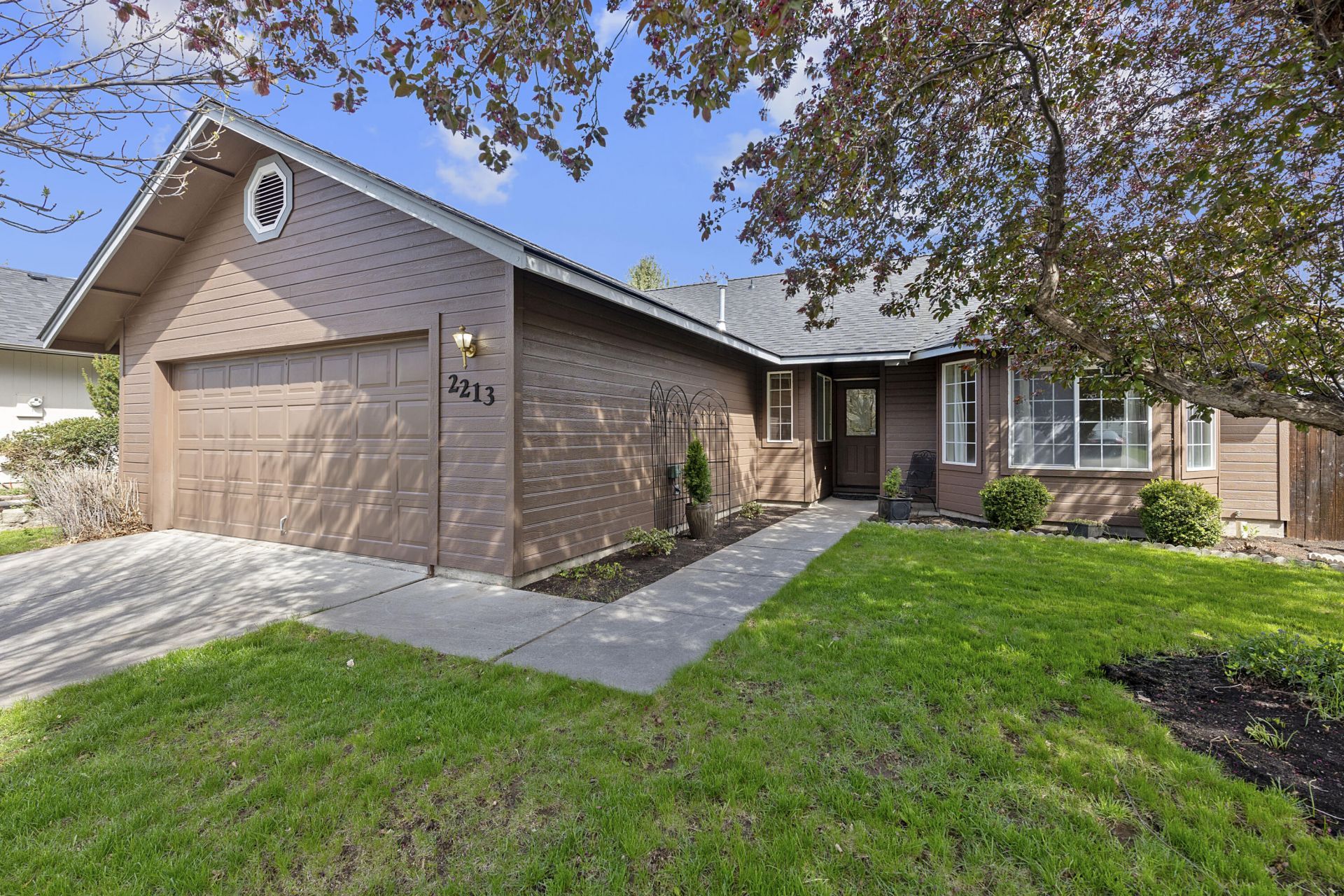 2213 NW Ivy Avenue, Redmond, OR 97756 Main Photo