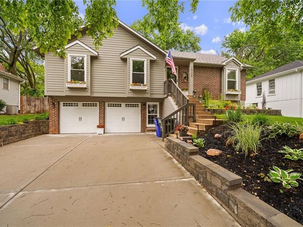 1920 E Jamestown Drive, Olathe, KS 66062