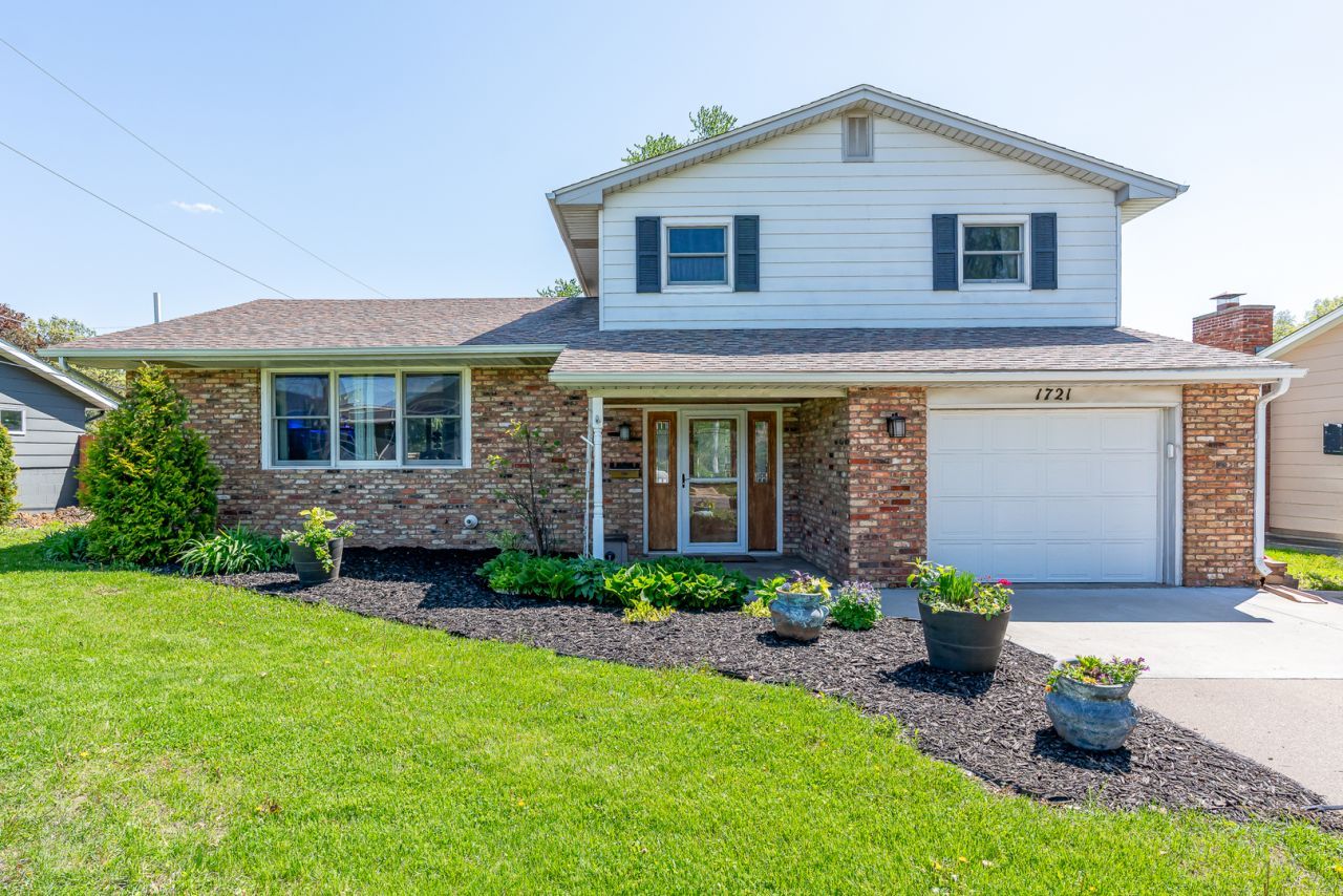 1721 Valley Vista Drive, Bettendorf, IA 52722 Main Photo