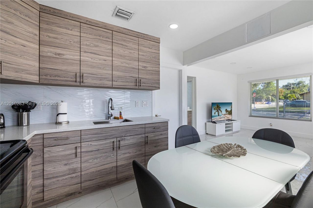 301 NW 34th St , Miami, FL 33127 Photo