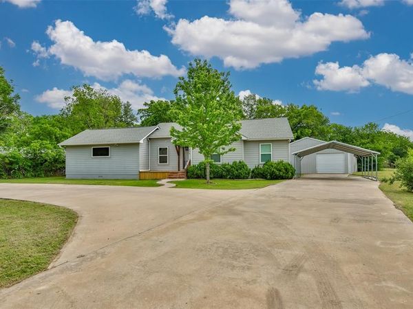 208 S Howeth Street , Gainesville, TX 76240