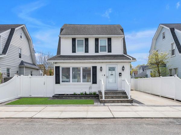 14 Laurel Road , Lindenhurst, NY 11757