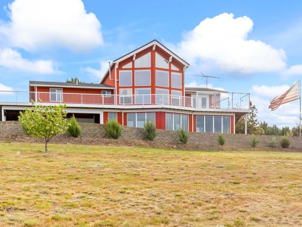 1803 NE Squire Drive, Madras, OR 97741