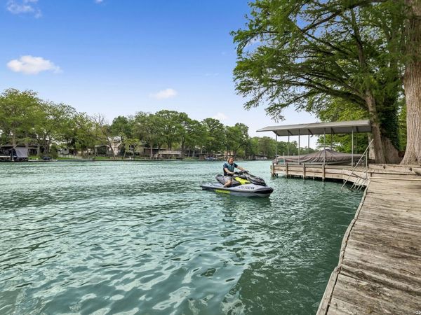 723 E Zipp Rd, New Braunfels, TX 78130