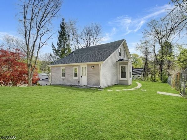 4 Emmans Rd, Roxbury, NJ 07852