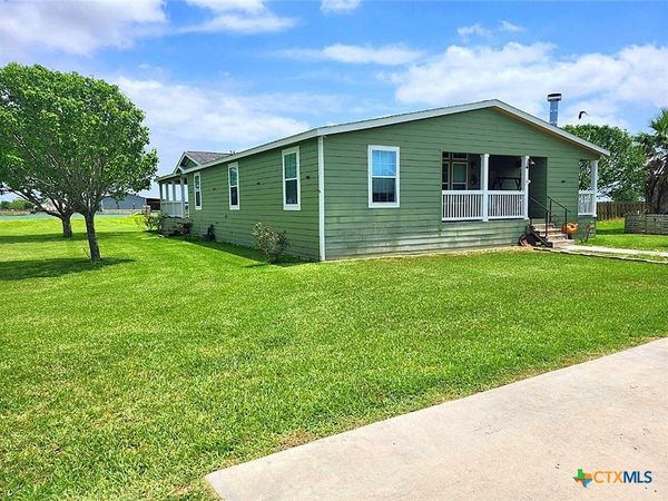 1845 Royal Road , Port Lavaca, TX 77979
