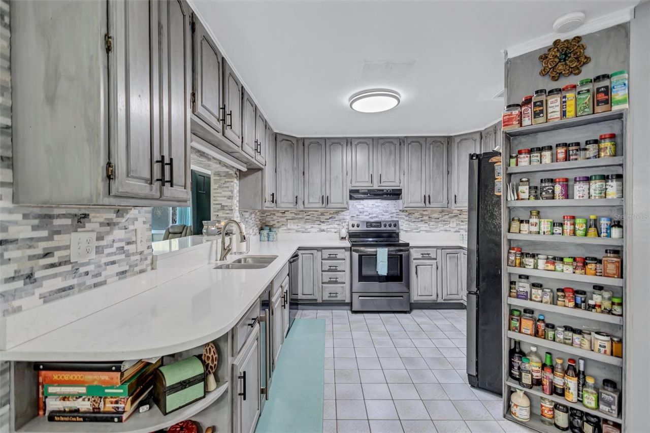 563 Lewis Boulevard Se, Saint Petersburg, FL 33705 Photo