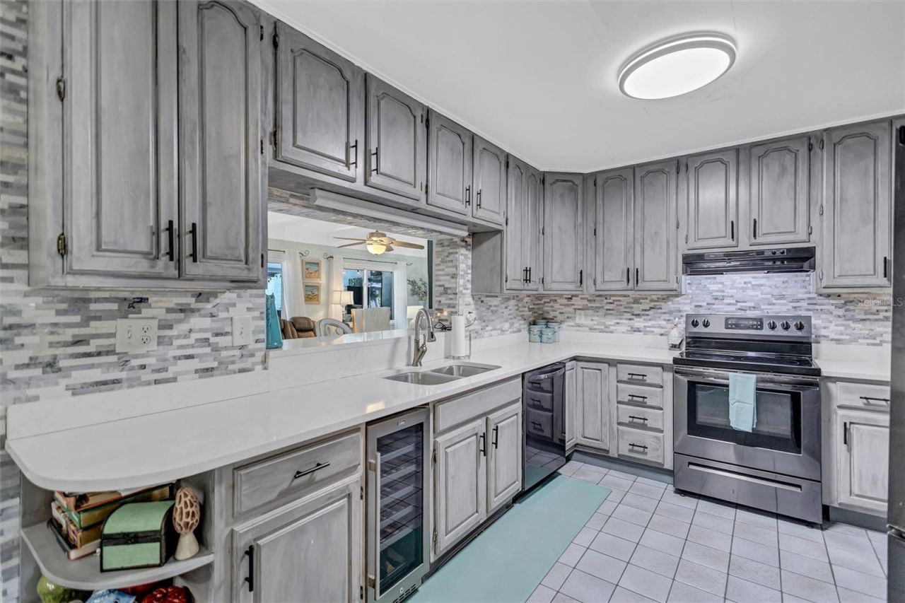 563 Lewis Boulevard Se, Saint Petersburg, FL 33705 Photo