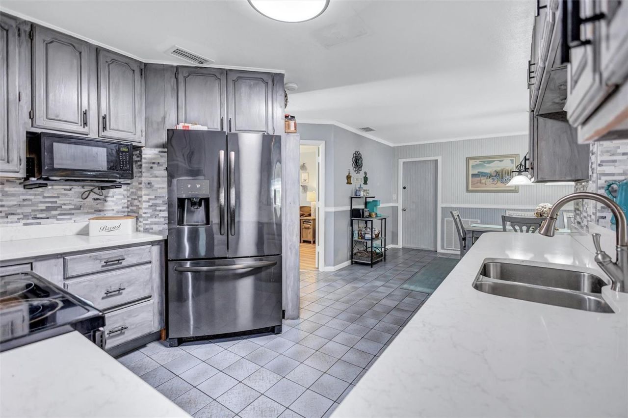 563 Lewis Boulevard Se, Saint Petersburg, FL 33705 Photo