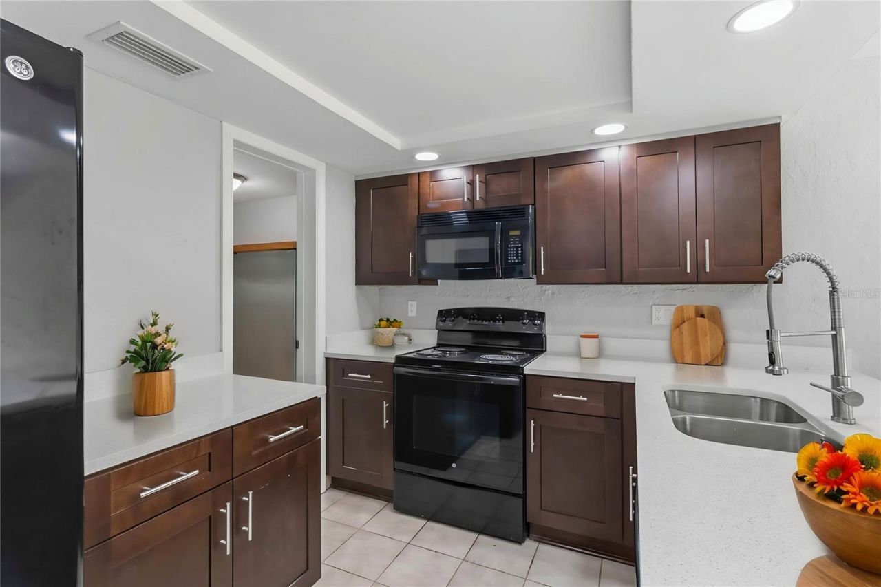 1125 Longfellow Way, Unit 125-B, Sarasota, FL 34243 Photo