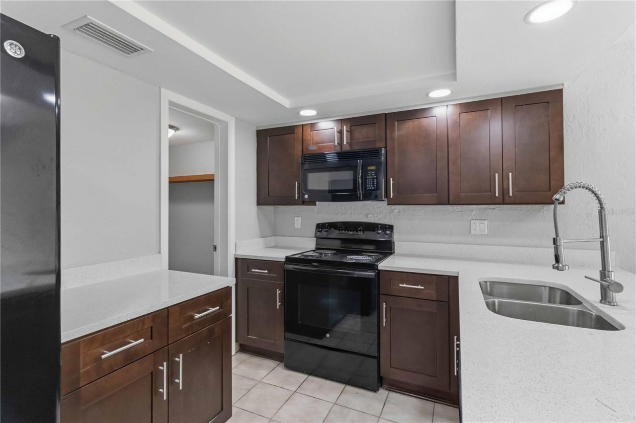 1125 Longfellow Way, Unit 125-B, Sarasota, FL 34243 Photo
