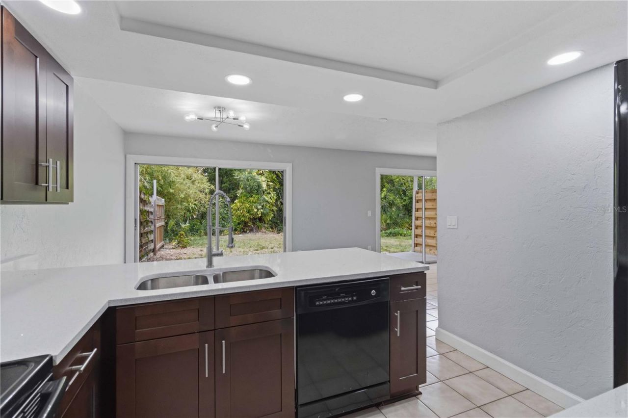 1125 Longfellow Way, Unit 125-B, Sarasota, FL 34243 Photo