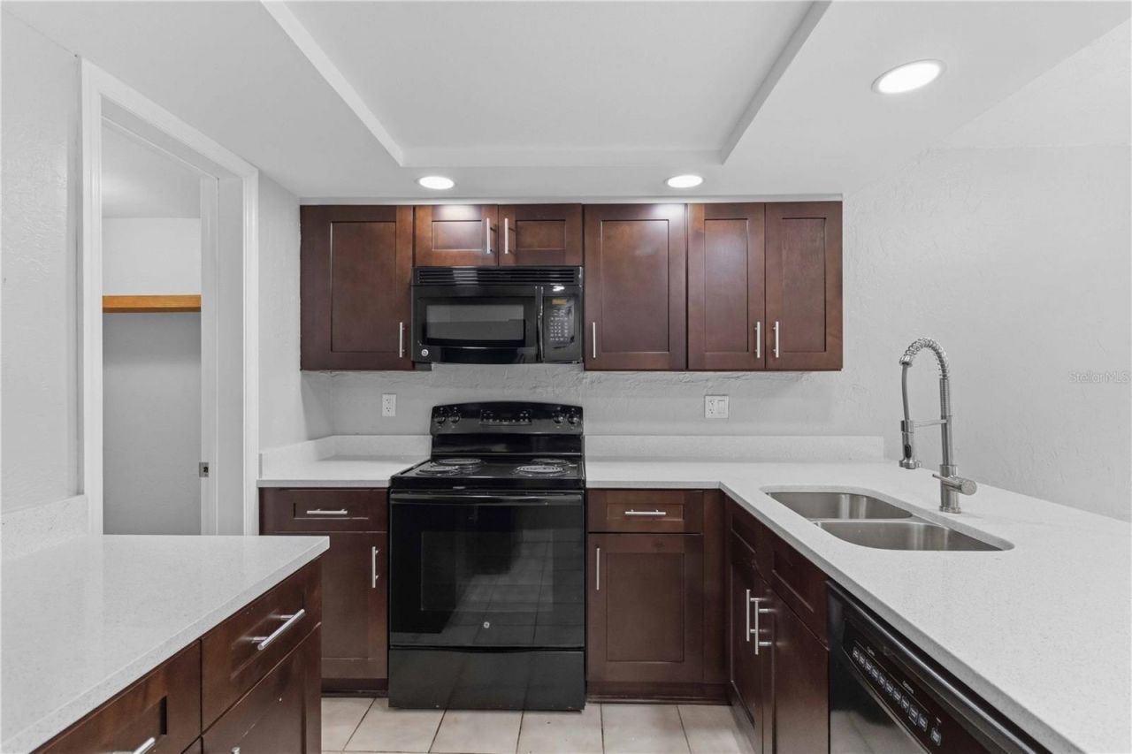1125 Longfellow Way, Unit 125-B, Sarasota, FL 34243 Photo