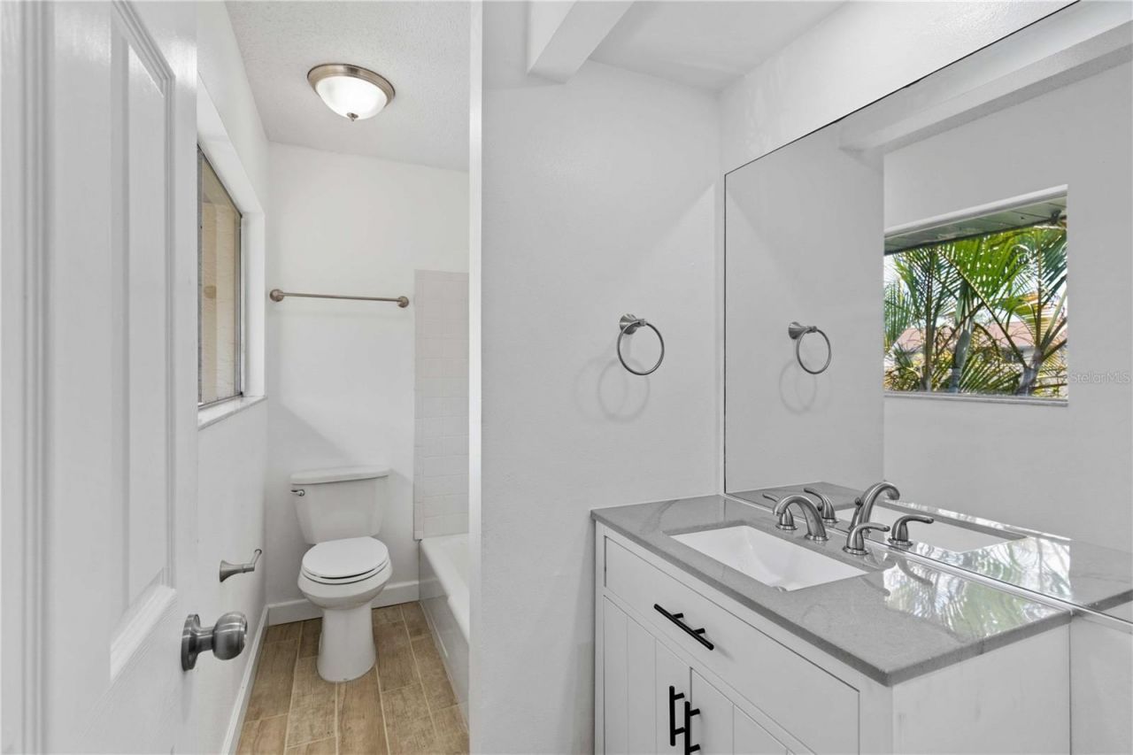 1125 Longfellow Way, Unit 125-B, Sarasota, FL 34243 Photo