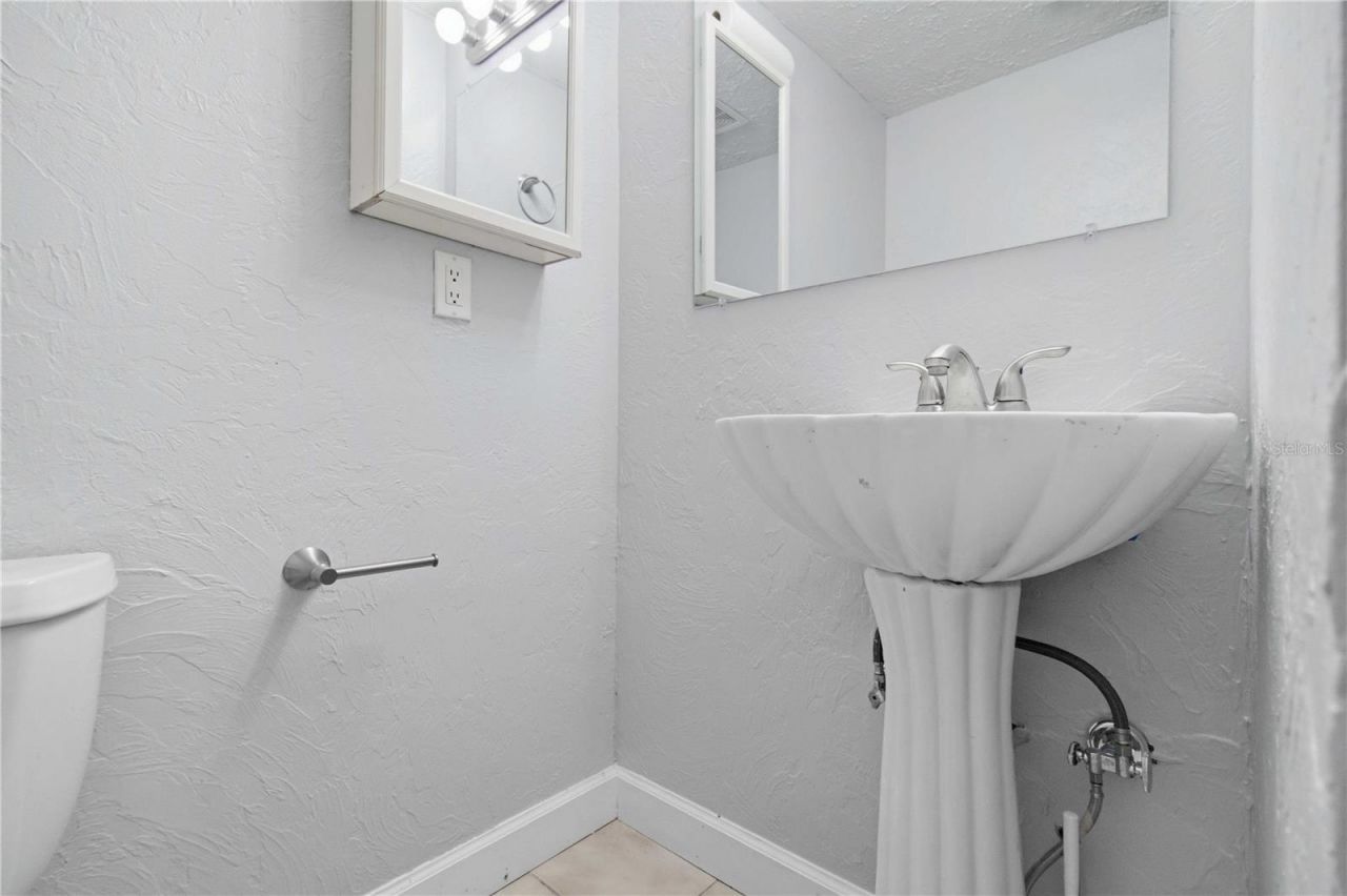 1125 Longfellow Way, Unit 125-B, Sarasota, FL 34243 Photo