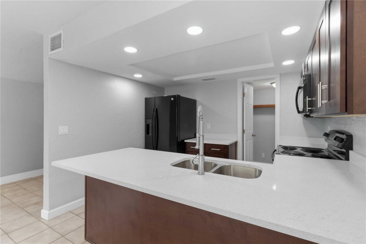 1125 Longfellow Way, Unit 125-B, Sarasota, FL 34243 Photo
