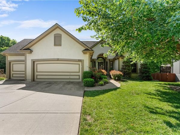 1636 SW Summit Valley Lane, Lee's Summit, MO 64081