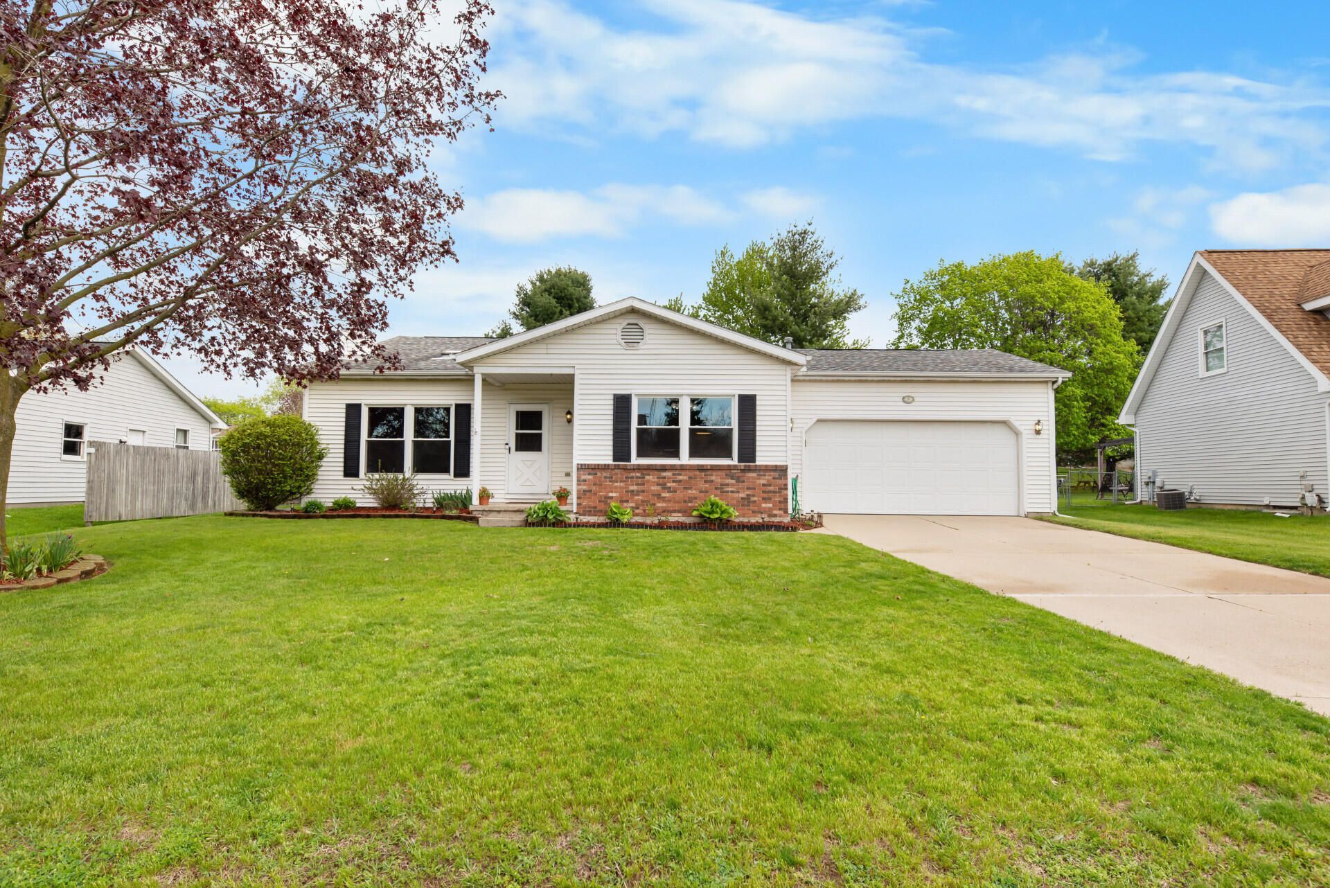 311 Oak Tree Drive, Clinton, MI 49236 Main Photo