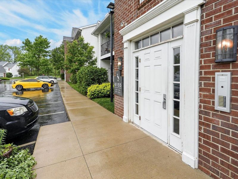 6155 Pelican Pointe, Unit 104, Columbus, OH 43231 Photo 2